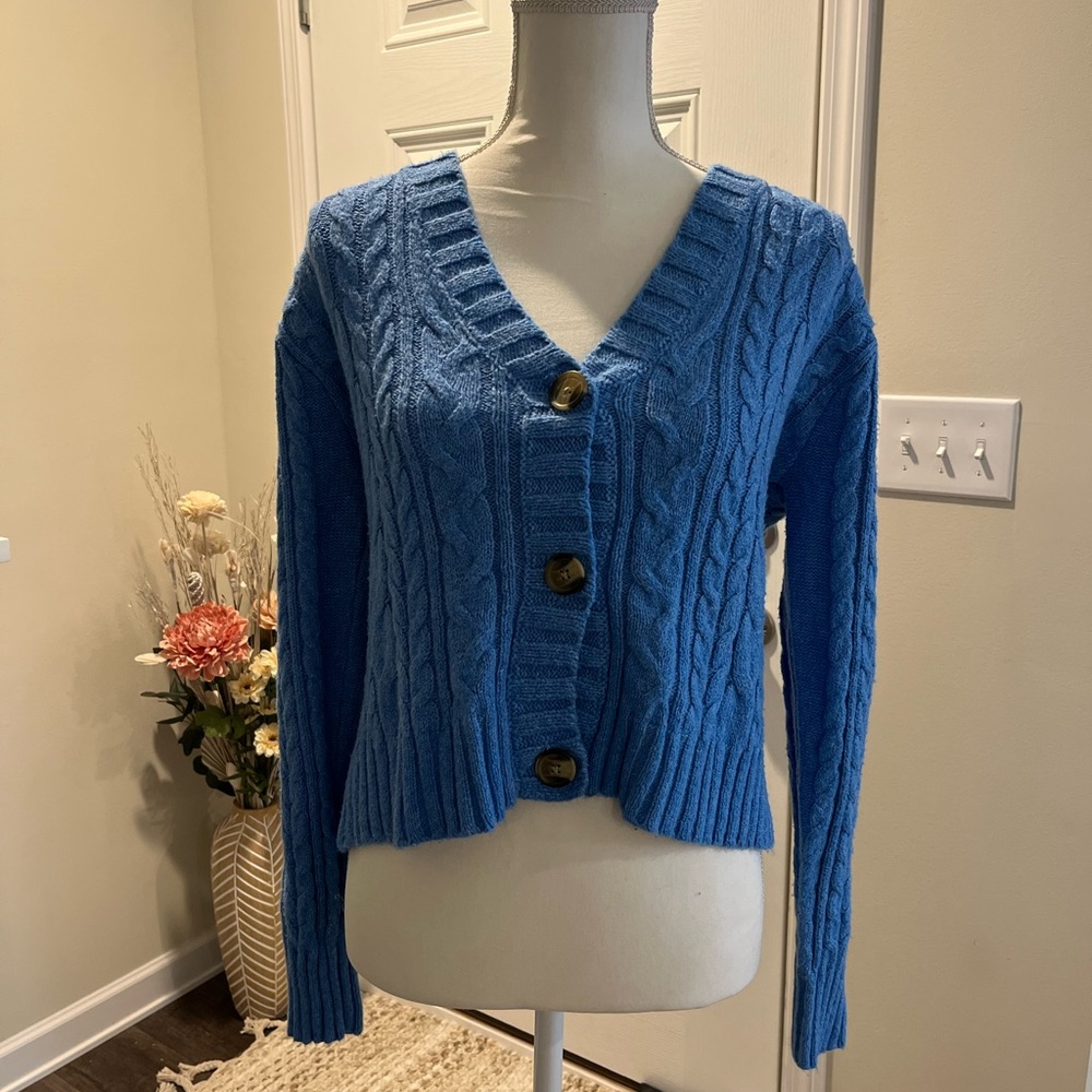 American Eagle Blue cable knit button up sweater size small worn once